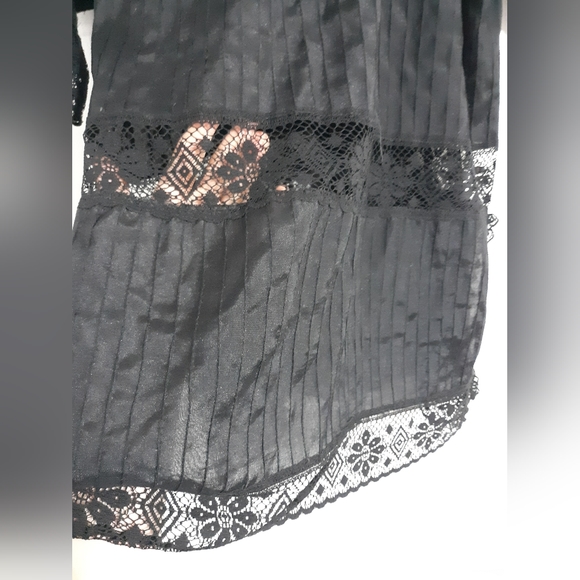 16 Black Linen Tunic with Lace. - Picture 8 of 8